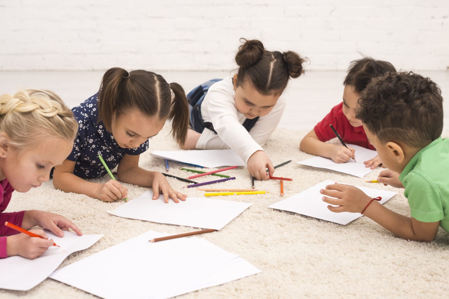children-group-drawing